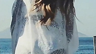 Julia Gomes sentando gostoso