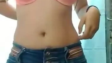 Almanci Kubra Soyunuyor.