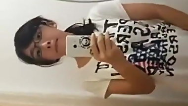 NOVINHA SE MASTURBANDO NA FRENTE DO ESPELHO