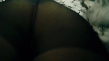 bajo falda nalgona con media velada