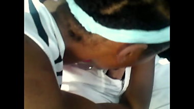 Marie-Jo jeune pompe en public dans le parking d'un parc