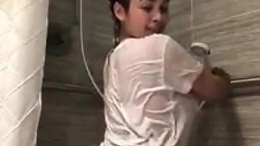 Big booty puertorican teen twerking in the shower