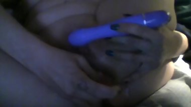 Vibrating my clit with my little asshole all filled up