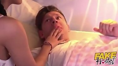 folla mientras el novio duerme