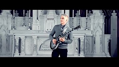 GIRL PASSES OUT AFTER GETTING DESTROYED BY GUITAR PLAYER'S FINGERS!