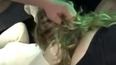 Chica comiendole el cono a amiga delante de sus amigos