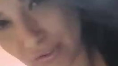 NOVINHA SE MASTURBANDO