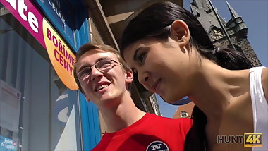 Smart man knew how to seduce pretty teen for stack of cash