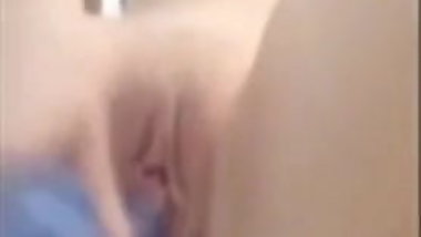 Tochter leiht sich Dildo von der Mutter heimlich aus