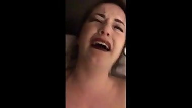 Figging! Studentin mit einer Knolle Ingwer im Arsch!