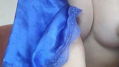 hottie teen masturbates