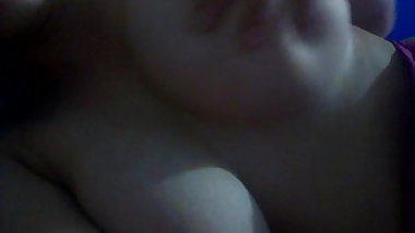 chica tocandoce las tetas