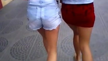 duas novinhas super magrinhas  na rua