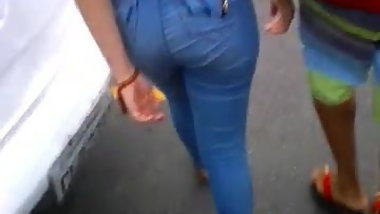 bundinha redondinha da novinha na rua