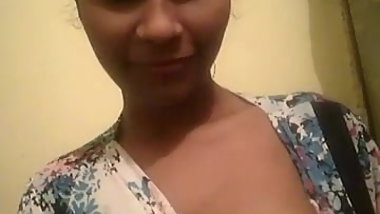 tamil babe showing tits in a sexy style