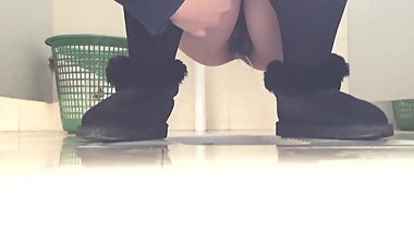19-year-old Chinese college student pissing voyeur