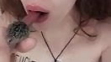 Rothaarige Jungsau steckt sich Schminkpinsel in Hals!