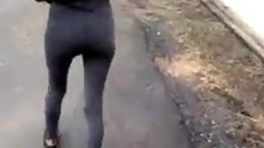 mostrando mi tanga en la calle