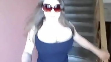 Teenie lets her Fat Naturals bounce