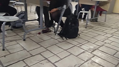 Tentando embaixo da mesa 2