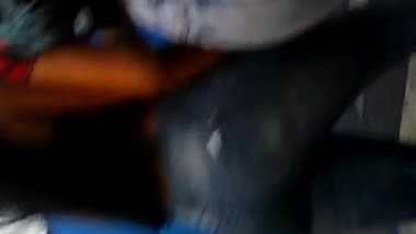 Duas novinhas rabudas na rua