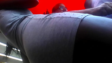 Debaixo da saia da neguinha magrinha