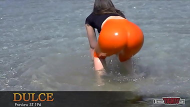 Fat bottomed teen bathes her cameltoe at the beach
