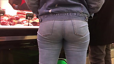 SOBRINA EN LA COMPRA