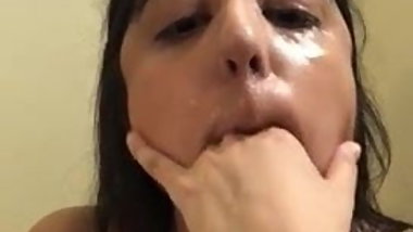 Perverse Araberin fistet sich ihr Hurenmaul!