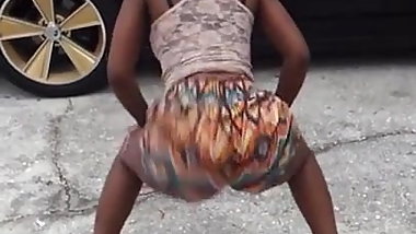 Big booty thot making dat ass bounce