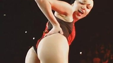 Miley  Showing her Ass