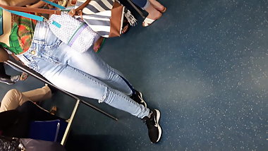 Novinha linda jeans tesuda demais 4