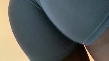 Slim thick teen shaking ass
