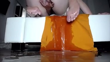 Sofa squirting my pussy off