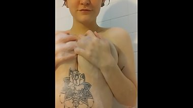 Little slut plays with Butthole