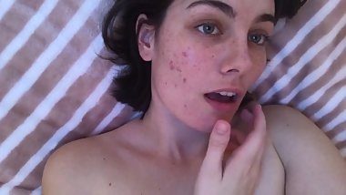 18 year old amateur plays with her pretty pink pussy