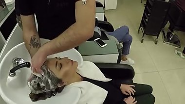 Donna davvero sexy, che si Ã¨ lavata la testa dal parrucchiere....