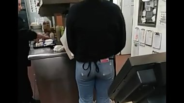 Hot little food prep gal with an amazing ass in them jeans!
