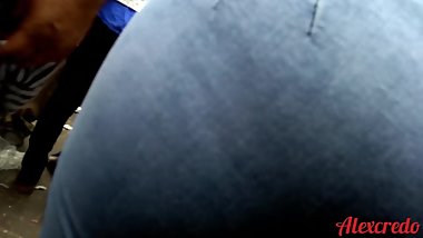 Culazo rico marcando en jeans ajustados